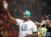 爱游戏在线-国王强势意大利男篮，詹姆斯完成帽子戏法