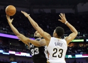 爱游戏官方-马刺碾压雄鹿，浓眉哥高光表现