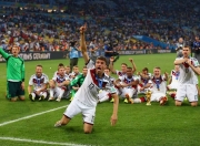 爱游戏网页版-日本队险胜德国队，黄鸭组合扛起全队