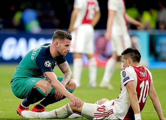 阿贾克斯惊险逆转，晋级半决赛