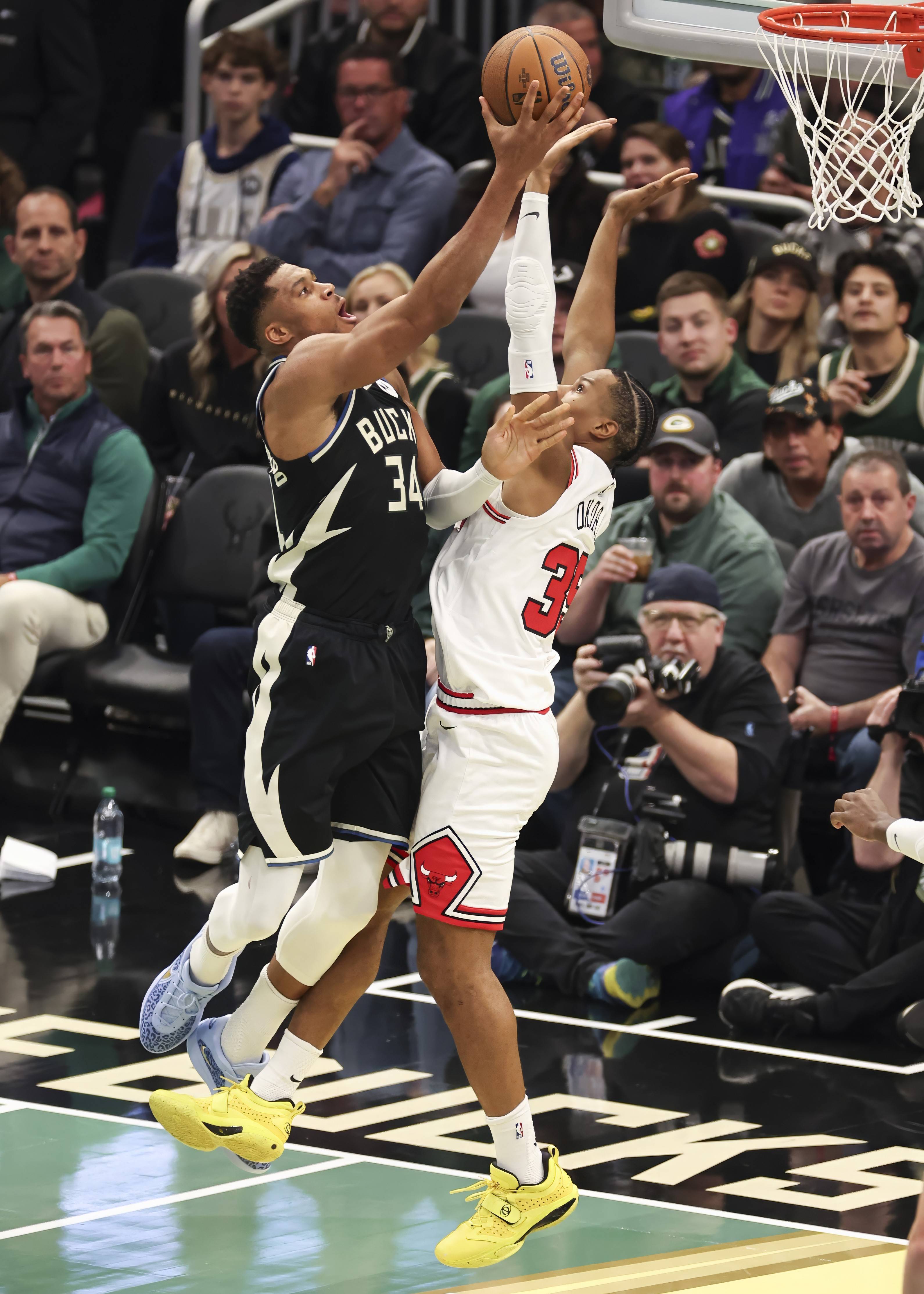 雄鹿险胜辽宁队，欧文状态火热